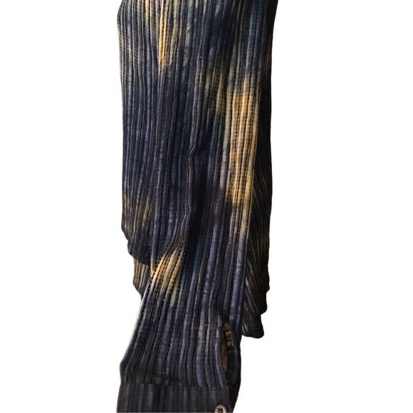 Adore accordion style blue and beige asymmetrical popover blouse - Picture 4 of 12